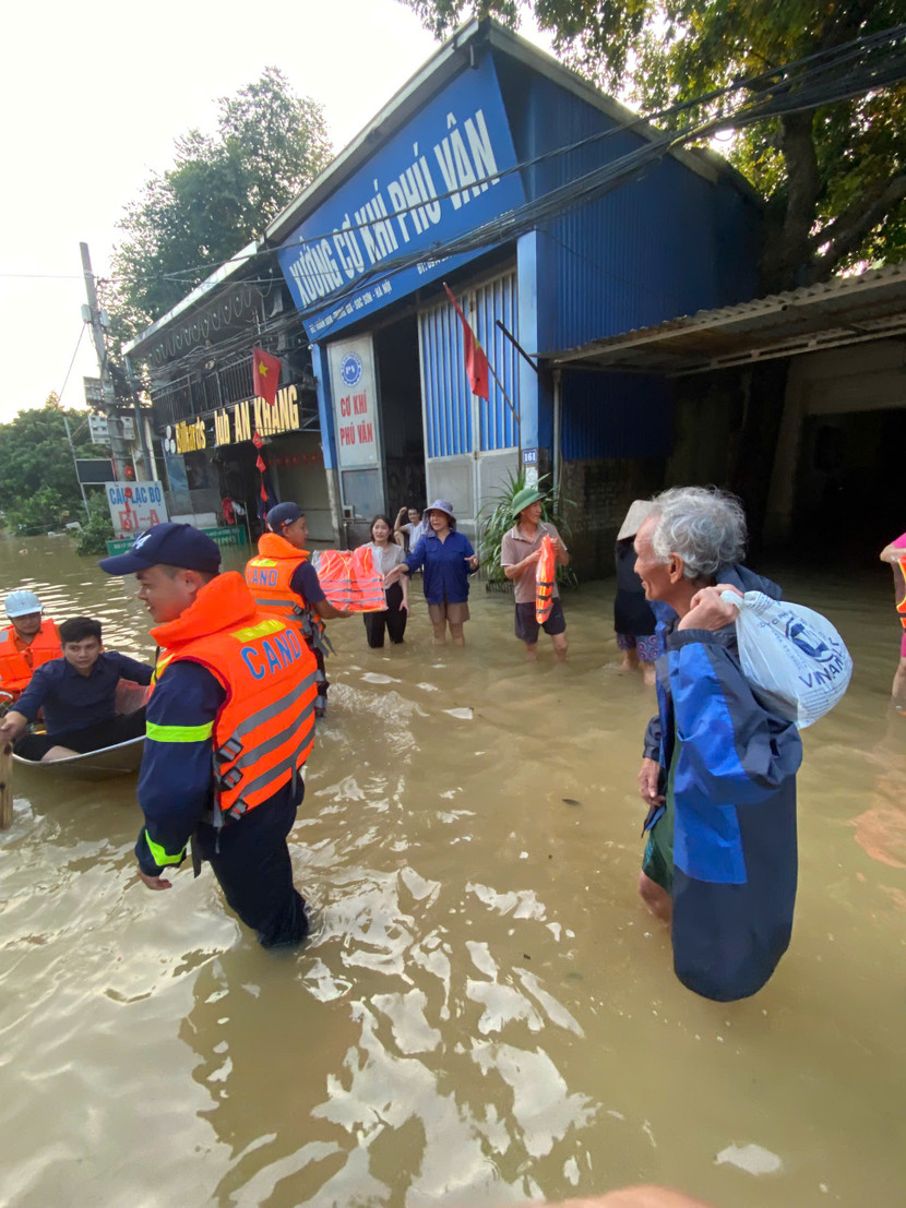 Công an Hà Nội phát áo phao cho người dân và đưa họ đến nơi an toàn