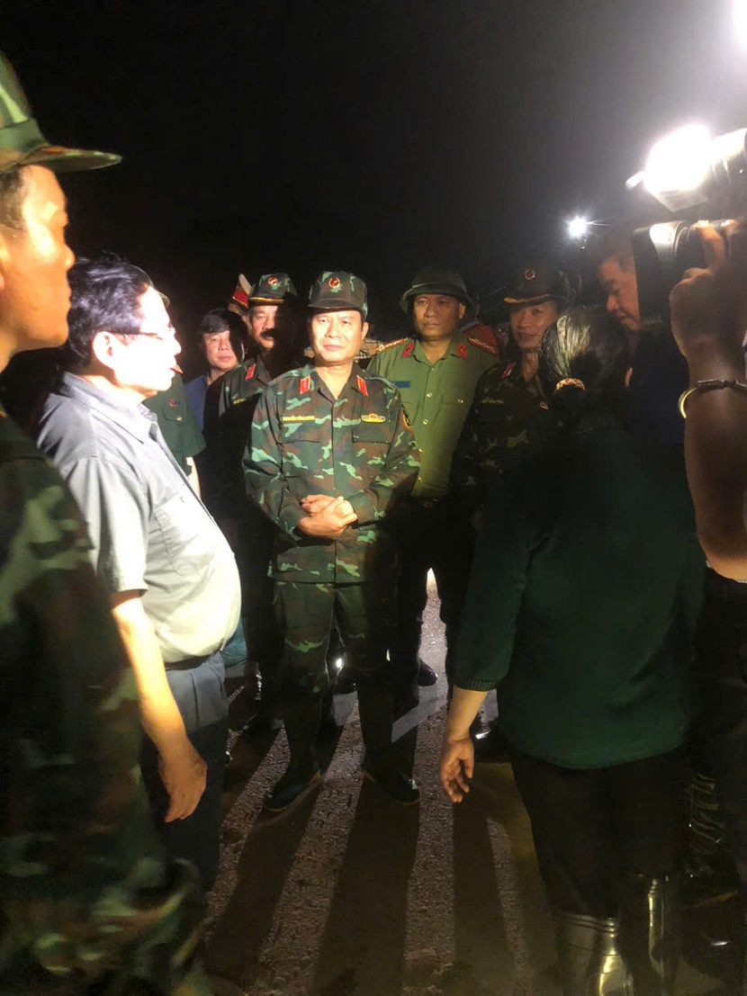 Thủ tướng Chính Phủ Phạm Minh Chính thăm, kiểm tra công tác đảm bảo đê điều tại địa bàn xã Đa Phúc, Hà Nội tối 9-10