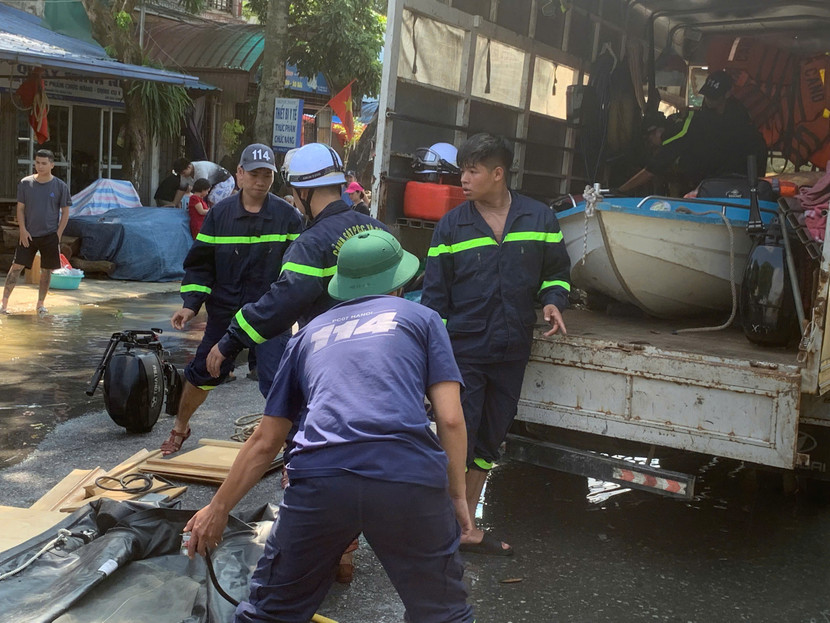 Lực lượng CNCH - CATP Hà Nội đưa phương tiện chuyên dụng vào vùng lũ hỗ trợ đưa người dân đến nơi an toàn