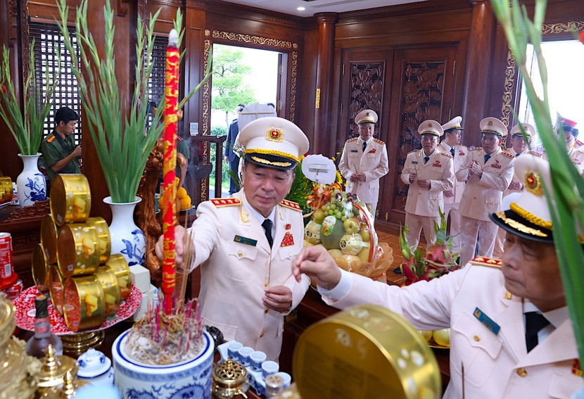 Bộ trưởng Lương Tam Quang và các đồng chí Thứ trưởng Bộ Công an dâng hương tưởng niệm Chủ tịch Hồ Chí Minh.