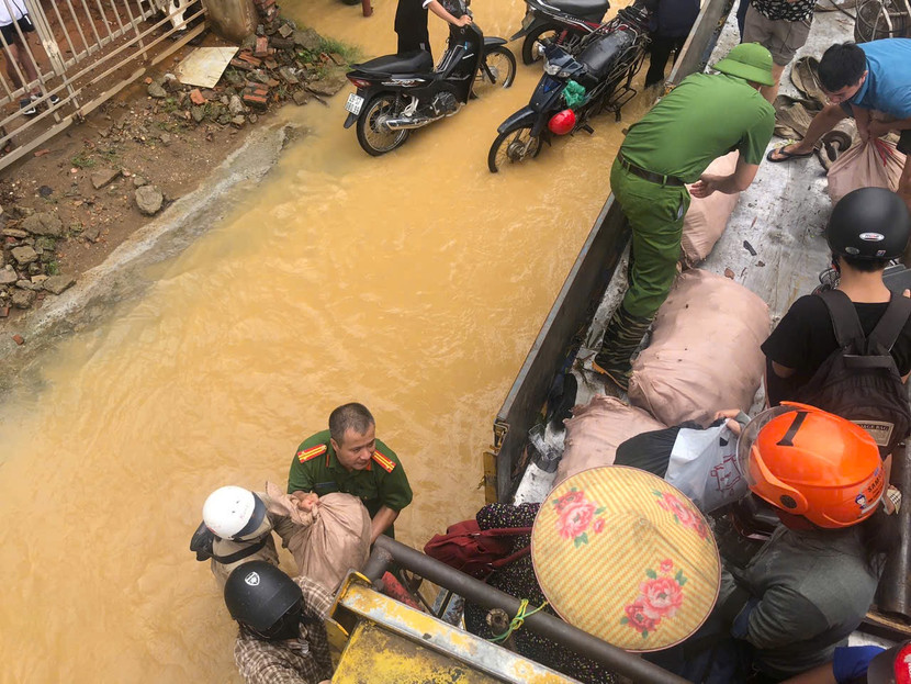 Công an xã Trung Giã hỗ trợ nhân dân di chuyển tài sản trong vùng ngập sâu ra nơi an toàn