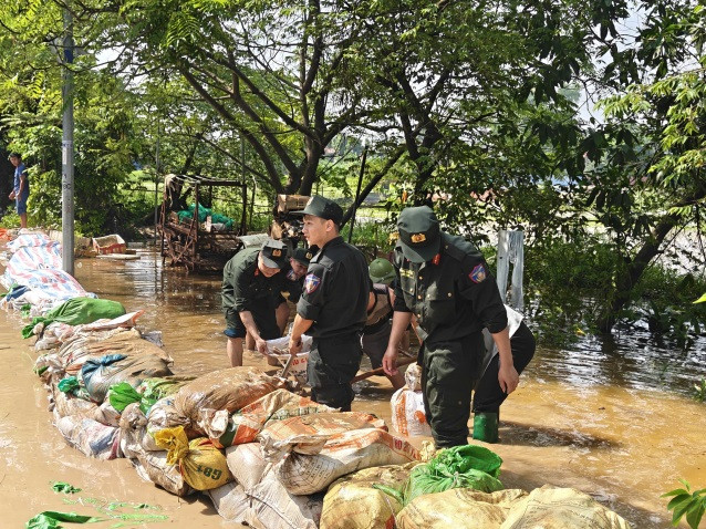 Cảnh sát cơ động CATP Hà Nội tập trung ngăn nước lũ tràn vào khu dân cư ...