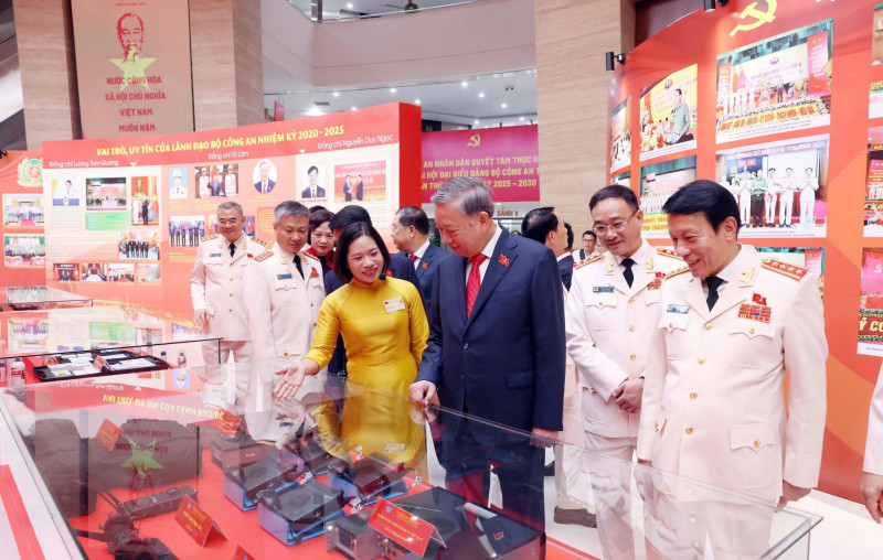 Tổng Bí thư Tô Lâm với các đại biểu tham quan triển lãm bên lề đại hội Tổng Bí thư Tô Lâm với các đại biểu tham quan triển lãm bên lề đại hội