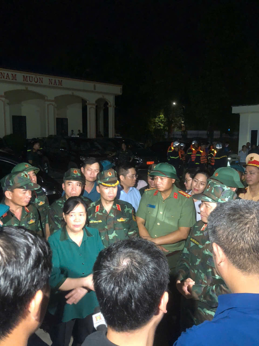 Đồng chí Bùi Thị Minh Hoài, Bí thư Thành uỷ Hà Nội nghe lực lượng Công an, Quân đội báo cáo nhanh tình hình ứng phó, xử lý sự cố nước sông tràn qua đê tại các địa bàn xã Đa Phúc, Trung Giã, Sóc Sơn