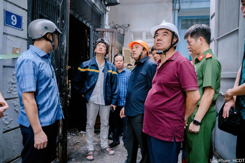 Chủ tịch UBND TP Hà Nội Trần Sỹ Thanh (áo xanh đậm) đến hiện trường vụ cháy tại phố Kim Hoa chỉ đạo công tác cứu nạn, cứu hộ