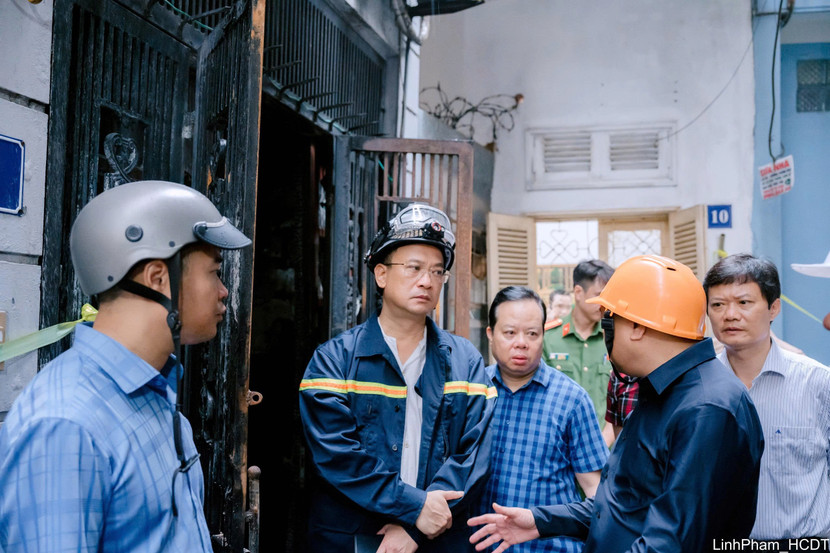 Đại tá Nguyễn Ngọc Quyền, Phó Giám đốc CATP (ngoài cùng bên trái) chỉ đạo công tác cứu nạn, cứu hộ tại hiện trường