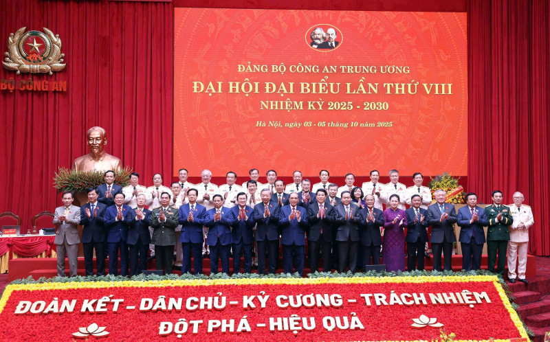 Tổng Bí thư Tô Lâm cùng các đồng chí lãnh đạo, nguyên lãnh đạo Đảng, Nhà nước với các đại biểu dự đại hội Tổng Bí thư Tô Lâm cùng các đồng chí lãnh đạo, nguyên lãnh đạo Đảng, Nhà nước với các đại biểu dự đại hội