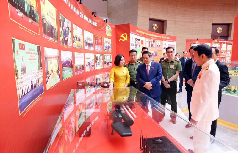 Thủ tướng Chính phủ Phạm Minh Chính với các đại biểu tham quan triển lãm bên lề đại hội Thủ tướng Chính phủ Phạm Minh Chính với các đại biểu tham quan triển lãm bên lề đại hội