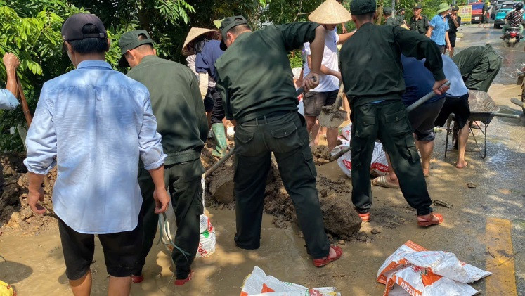 Lực lượng Công an Hà Nội dọn dẹp đường xá, để người dân đi lại thuận tiện...