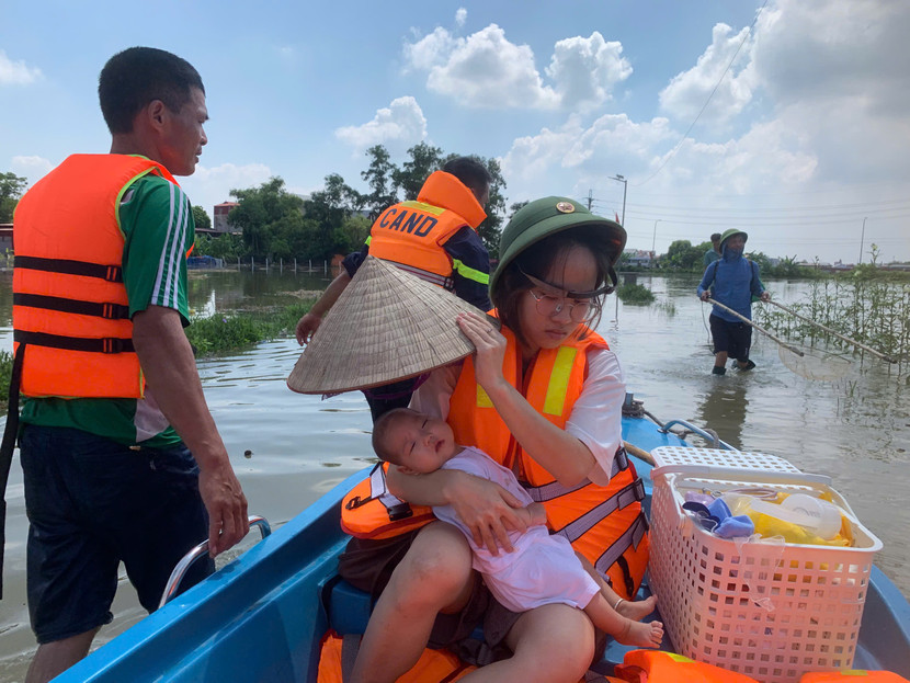 Công an Hà Nội đưa người dân ra khỏi vùng lũ