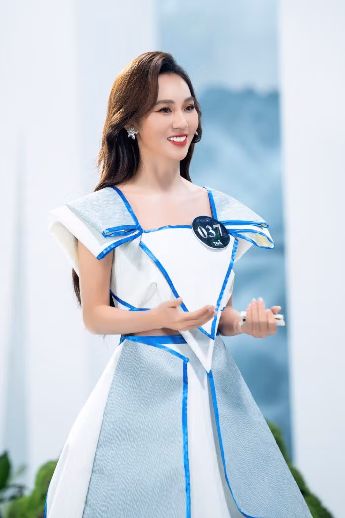 Bộ trang phục này còn được làm từ các chất liệu khác như là nhựa tái chế, mảnh nhôm từ các lon nước… cho các chi tiết nhấn nhá đính kèm...