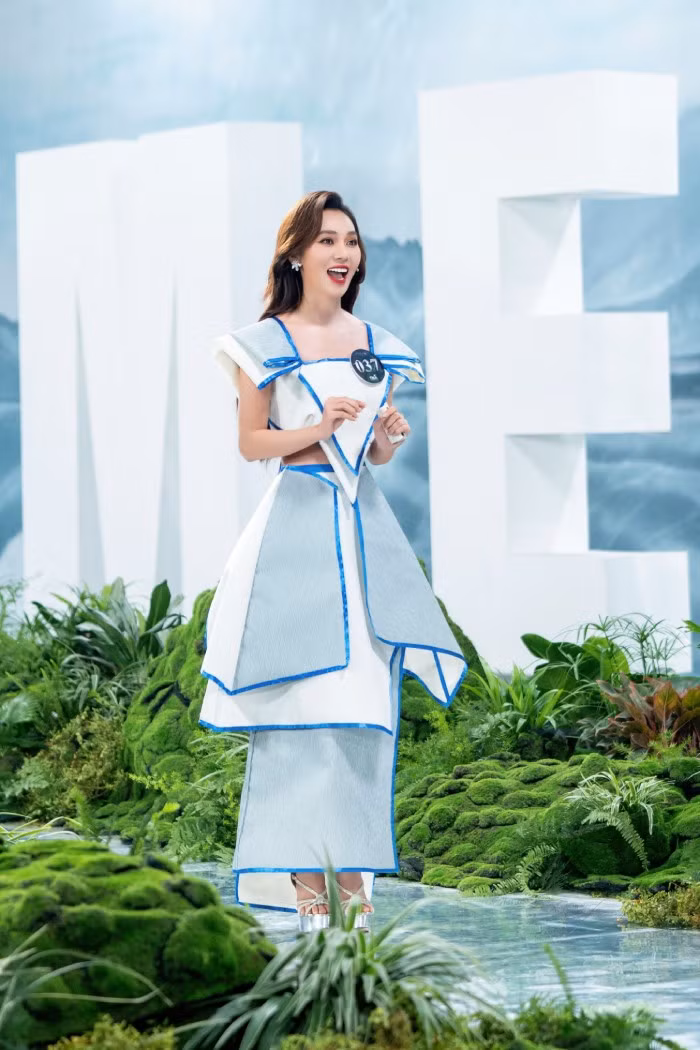 Với chất liệu là giấy dán tường chống cháy, NTK trẻ Trần Quốc Dũng muốn chuyển tải thông điệp bảo vệ rừng với bộ trang phục trên người của thí sinh Hoàng Thị Kim Chi, nhất là khi thế giới trong những ngày vừa qua chứng kiến rất nhiều vụ cháy rừng khủng khiếp