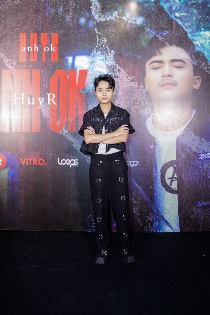 HuyR tạo tiếng vang qua nhiều ca khúc hit thời gian qua, đặc biệt là ca khúc &quot;Anh thanh niên&quot;