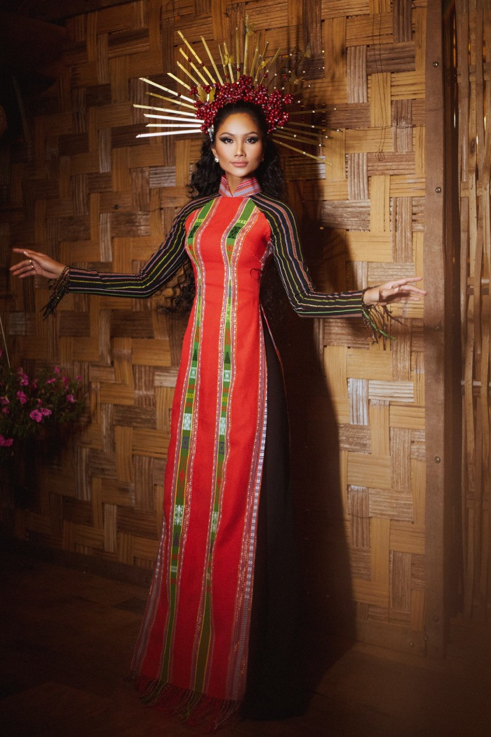 Diện áo dài thổ cẩm, Hoa hậu H'Hen Niê nổi bật cùng nụ cười rạng rỡ và vương miện cà phê lộng lẫy