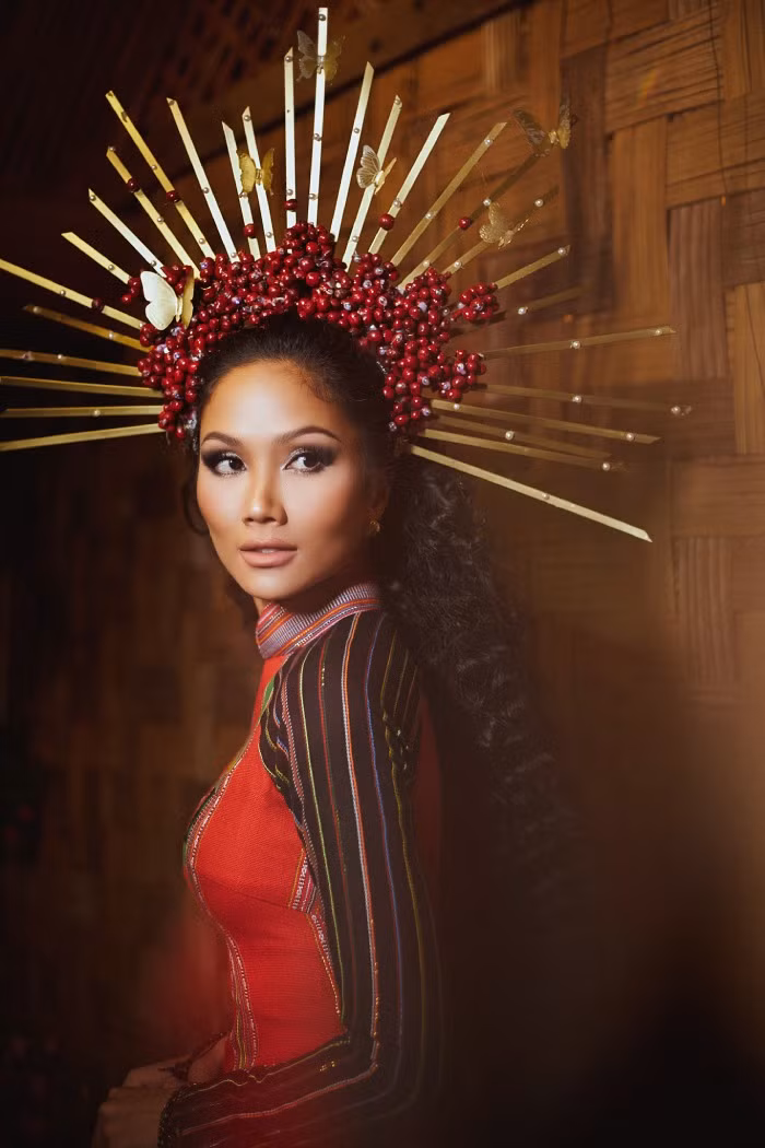 Suốt 05 ngày diễn ra lễ hội cà phê, với vai trò đại sứ truyền thông, Hoa hậu H'Hen Niê tích cực tham gia nhiều hoạt động và tận dụng sức ảnh hưởng, hình ảnh của mình để quảng bá cà phê và văn hoá bản sắc dân tộc