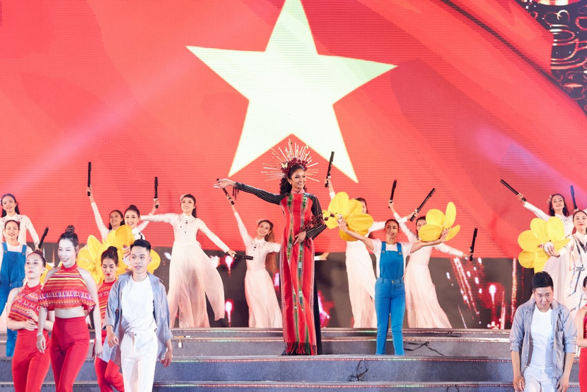 Từ tình yêu với cây cà phê - loại cây mang lại nhiều giá trị về kinh tế cho gia đình và bà con, Hoa hậu H'Hen Niê còn thể hiện tình yêu với quê hương. Cô luôn tận dụng những dịp như thế này để lan toả bản sắc văn hoá Ê đê và vùng đất Tây Nguyên đến với thế giới