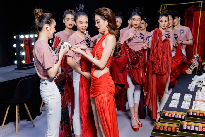 Khánh Vân tự tay chọn trang phục cho từng thí sinh Khánh Vân tự tay chọn trang phục cho từng thí sinh