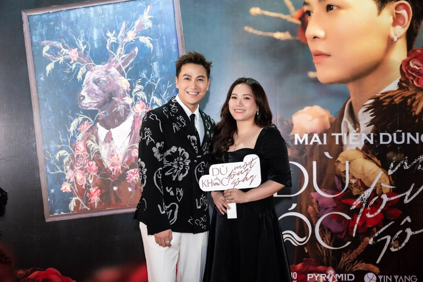 ...và ca sĩ Thuỳ Chi đều trở thành những người đồng nghiệp thân thiết của Mai Tiến Dũng sau khi cùng tham gia cuộc thi "Ca sĩ mặt nạ" hồi năm ngoái ...và ca sĩ Thuỳ Chi đều trở thành những người đồng nghiệp thân thiết của Mai Tiến Dũng sau khi cùng tham gia cuộc thi "Ca sĩ mặt nạ" hồi năm ngoái