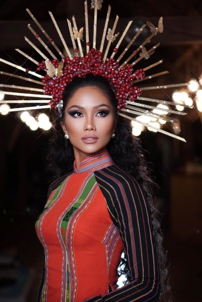 Sau loạt trang phục từ vải thổ cẩm và hình ảnh cây cà phê, Hoa hậu H'Hen Niê tiếp tục mang tinh hoa dân tộc đến với ngày bế mạc lễ hội cà phê Buôn Ma Thuột