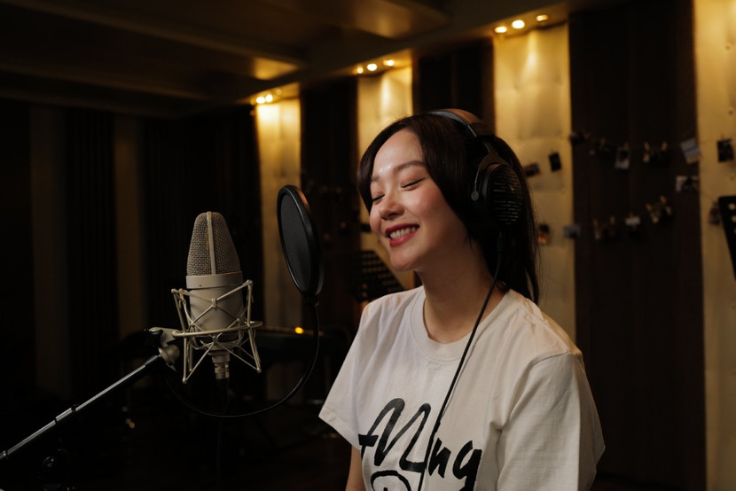 Minh Hằng bất ngờ tham gia thu âm ca khúc "Mẹ chờ con đi" sau tin vui mang bầu Minh Hằng bất ngờ tham gia thu âm ca khúc "Mẹ chờ con đi" sau tin vui mang bầu