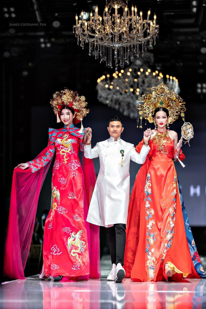 NTK Ngô Nhật Huy cùng Trúc Diễm và Ngọc Quyên trong phần trình diễn của mình NTK Ngô Nhật Huy cùng Trúc Diễm và Ngọc Quyên trong phần trình diễn của mình