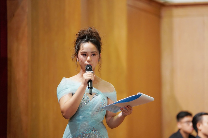 Bella Vũ tự tin trong vai trò MC song ngữ cho buổi hoà nhạc gây quỹ từ thiện