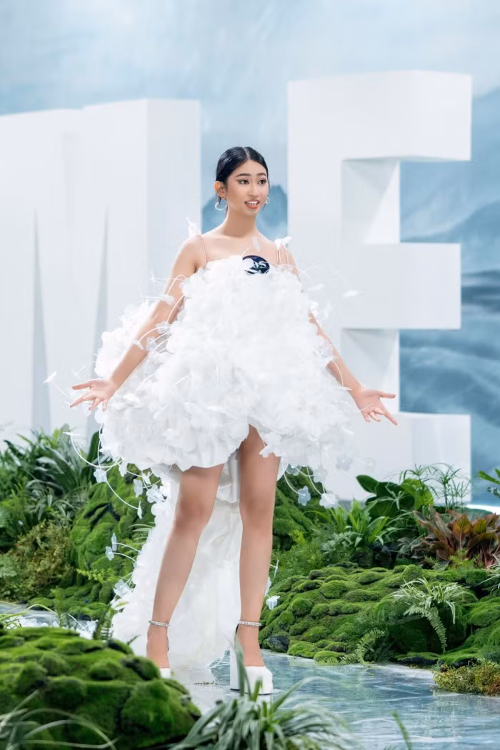 Mẫu thiết kế của NTK trẻ Ada Anh Trương được làm từ hộp nhựa dùng một lần và túi nilon, thật sự đã làm nổi bật thí sinh Phạm Thị Yến