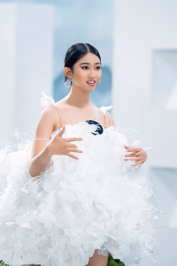 Phạm Thị Yến chia sẻ: “Mình rất tự hào khi mặc lên bộ trang phục này, vì không chỉ mang ý nghĩa bảo vệ môi trường mà bộ trang phục còn rất đẹp. Đây cũng là cách mà mình muốn nói với mọi người rằng trang phục tái chế hoàn toàn có thể làm bạn tự tin khi đứng trước đám đông”