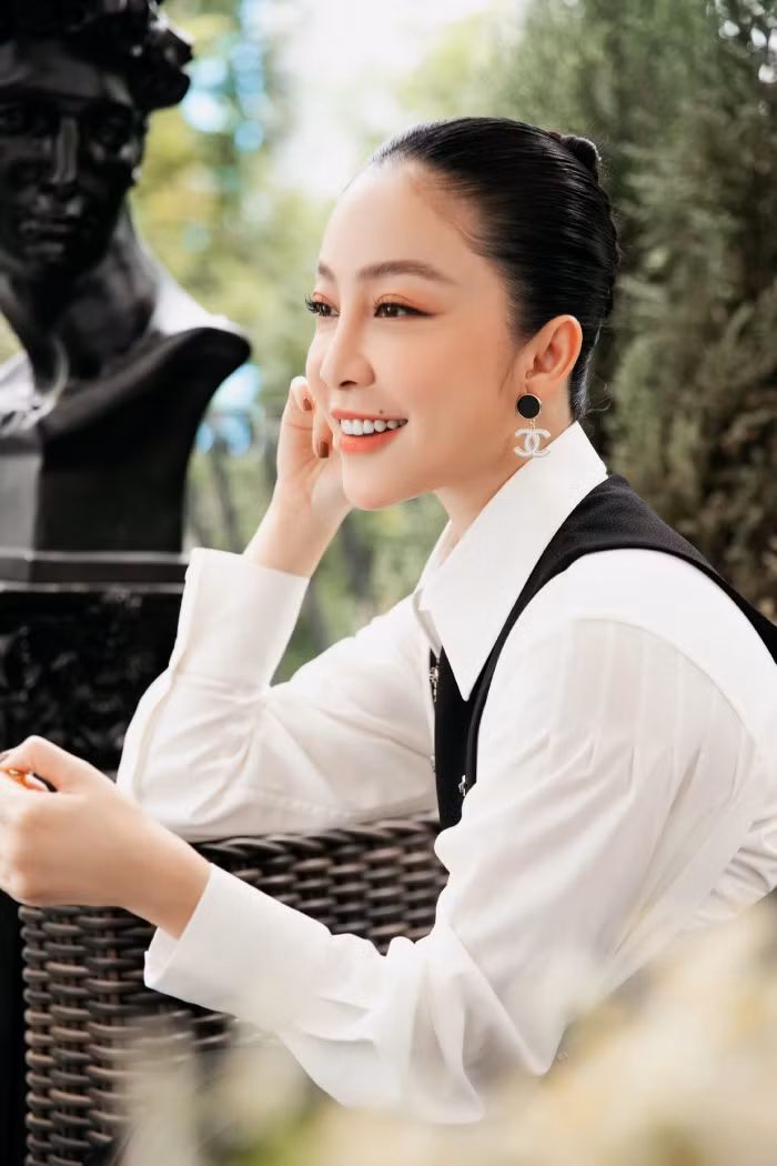 Nghệ sĩ Linh Nga diện trang phục đơn giản nhưng không kém phần rạng rỡ