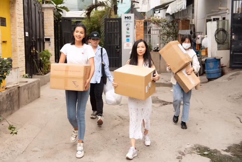 Những rác thải bẩn, túi nylon sẽ được thu gom, sàng lọc và di chuyển về trụ sở để tái chế