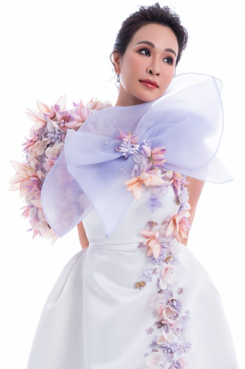 Ca sĩ Uyên Linh sẽ là một ẩn số thú vị của chương trình Ca sĩ Uyên Linh sẽ là một ẩn số thú vị của chương trình