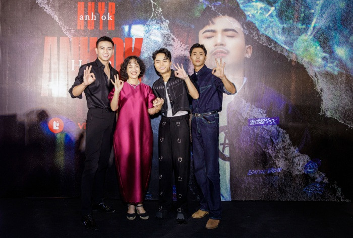 NSND Lê Khanh đến chia vui cùng HuyR trở lại với âm nhạc