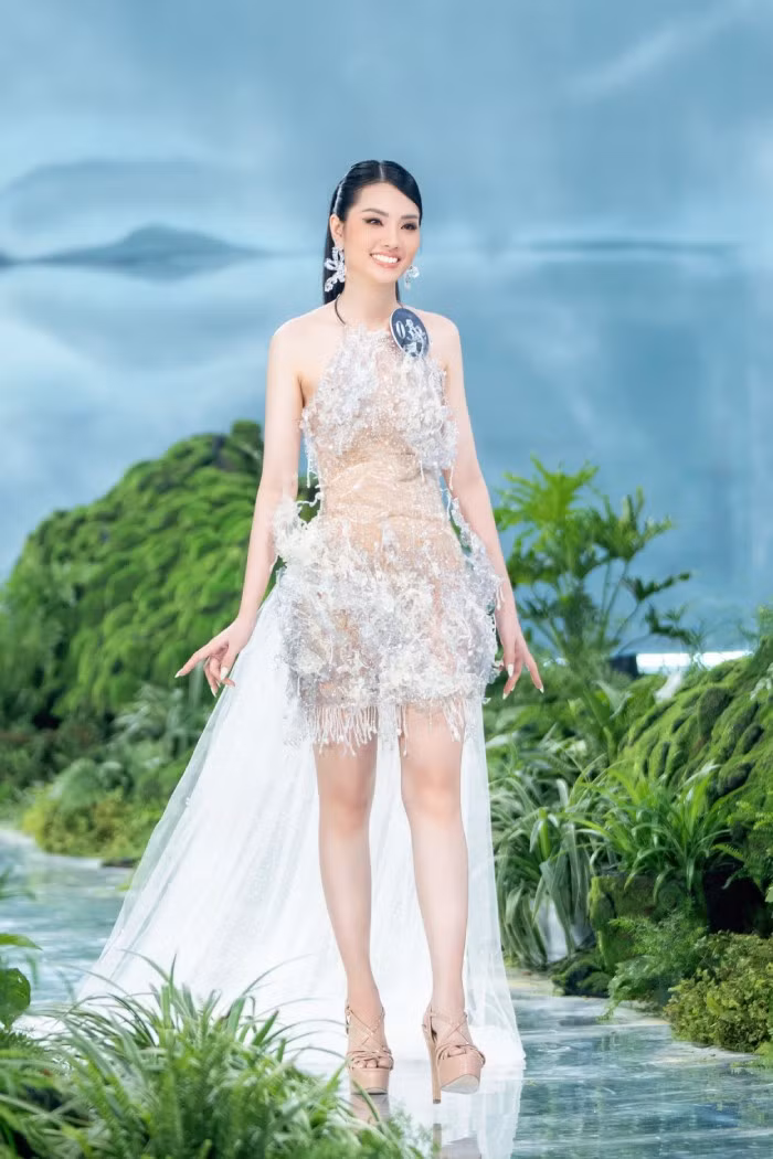 Một bộ trang phục được làm hoàn toàn từ chai và ly nhựa đã qua sử dụng, nhưng vẫn khiến thí sinh Nguyễn Thị Mỹ Tiên lấp lánh trên sàn catwalk của Miss Earth Việt Nam 2023