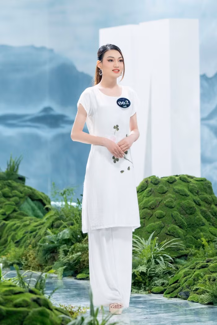 Với tên gọi là "Món quà của mẹ", mẫu thiết kế của thí sinh Nguyễn Thị Thu Trang được chính mẹ ruột thiết kế tặng để đi thi Miss Earth Việt Nam 2023. Bộ trang phục được làm từ trang phục cũ của mẹ, nhưng với Thu Trang là cả một niềm tự hào
