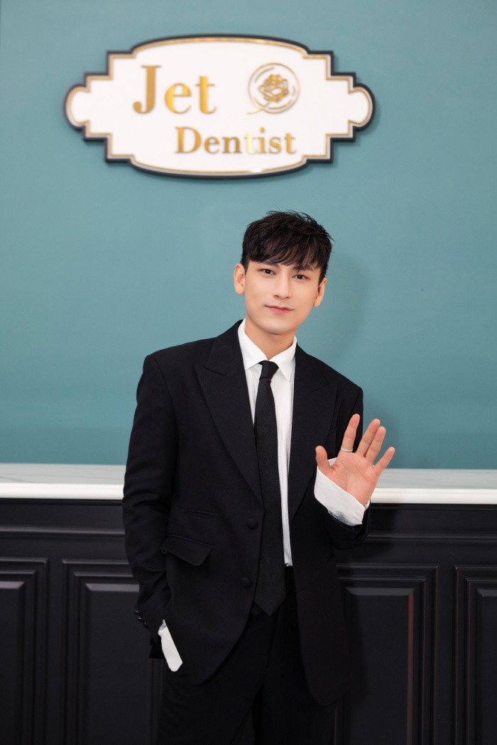 Ca sĩ Isacc khoe vẻ đẹp nam thần khiến nhiều khách mời tại sự kiện suýt xoa