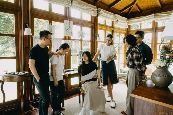 Ngọc Hân và giám tuyển Ace Lê cùng các họa sỹ trẻ trò chuyện trong khuôn khổ trại sáng tác Ngọc Hân và giám tuyển Ace Lê cùng các họa sỹ trẻ trò chuyện trong khuôn khổ trại sáng tác