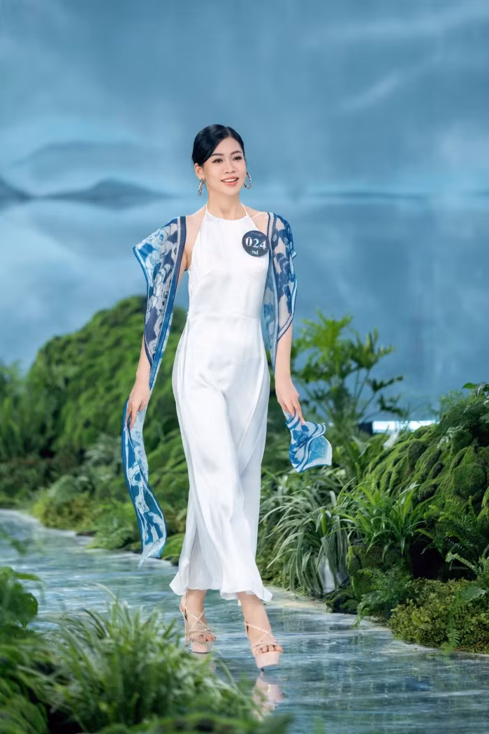 Là một mẫu trong BST của NTK La Phạm được lấy cảm hứng từ kiến trúc đền chùa và miếu ở Huế, thí sinh Lương Thị Trúc Hà cho biết mình rất ấn tượng với trang phục này vì mang đậm dấu ấn văn hóa Việt Nam. Bộ trang phục được làm từ hai chất liệu chính là vải gai dầu và lụa satin