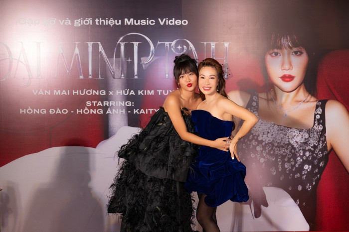 Uyên Linh và Văn Mai Hương thân thiết kể từ khi cùng tham gia Việt Nam Idol. Cả hai luôn xuất hiện trong các sự kiện quan trọng để ủng hô nhau Uyên Linh và Văn Mai Hương thân thiết kể từ khi cùng tham gia Việt Nam Idol. Cả hai luôn xuất hiện trong các sự kiện quan trọng để ủng hô nhau