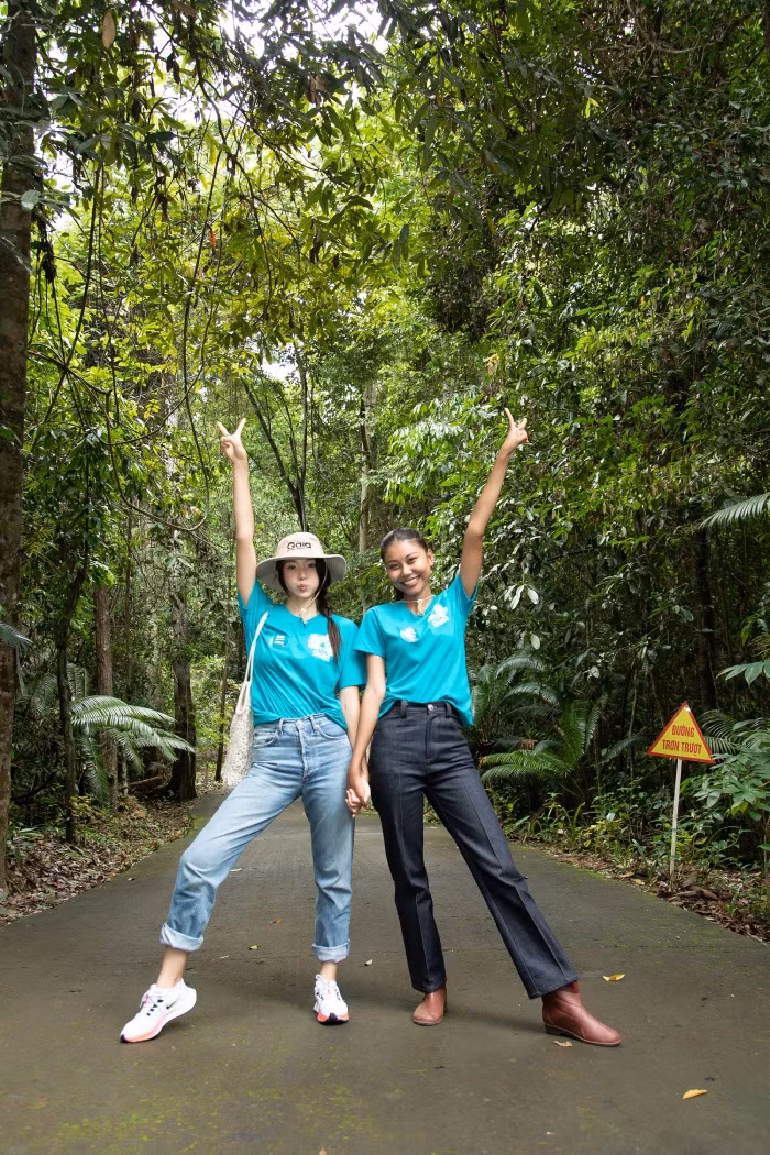 Á hậu Thạch Thu Thảo vui mừng hội ngộ với Mina Sue Choi tại Việt Nam. Tháng 11/2022, cả hai đã từng gặp nhau tại cuộc thi Miss Earth 2022 tại Philippines