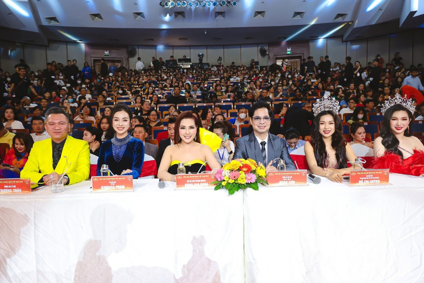 Danh ca Ngọc Sơn, Hoa hậu Jennifer Phạm cùng các giám khảo đêm chung kết Danh ca Ngọc Sơn, Hoa hậu Jennifer Phạm cùng các giám khảo đêm chung kết