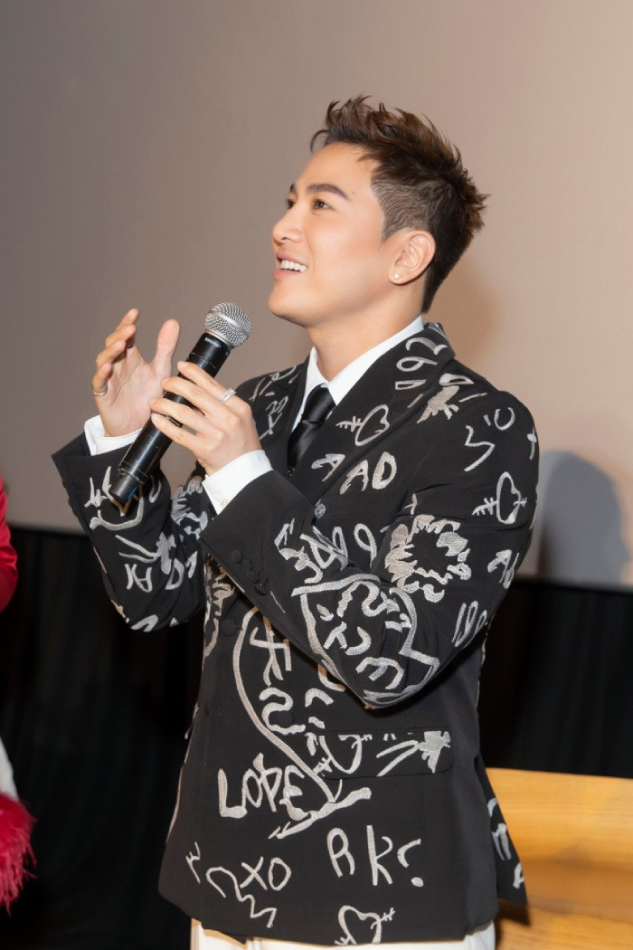 Mai Tiến Dũng chia sẻ trong buổi họp báo ra mắt MV mới Mai Tiến Dũng chia sẻ trong buổi họp báo ra mắt MV mới