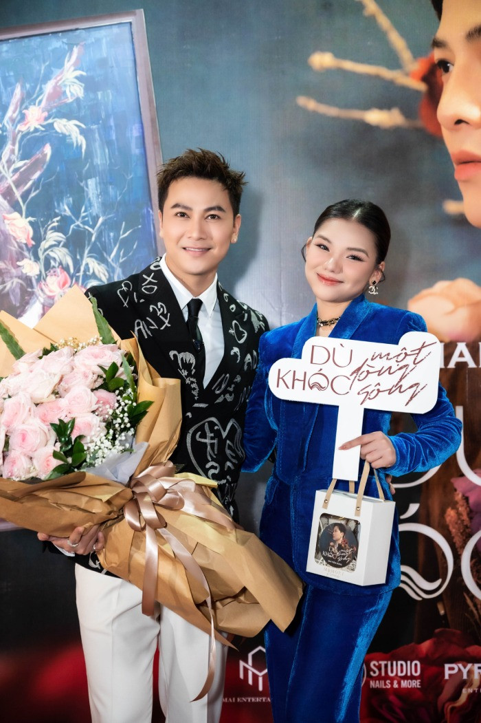 Myra Trần mới từ Mỹ trở về cũng đến chúc mừng Mai Tiến Dũng Myra Trần mới từ Mỹ trở về cũng đến chúc mừng Mai Tiến Dũng