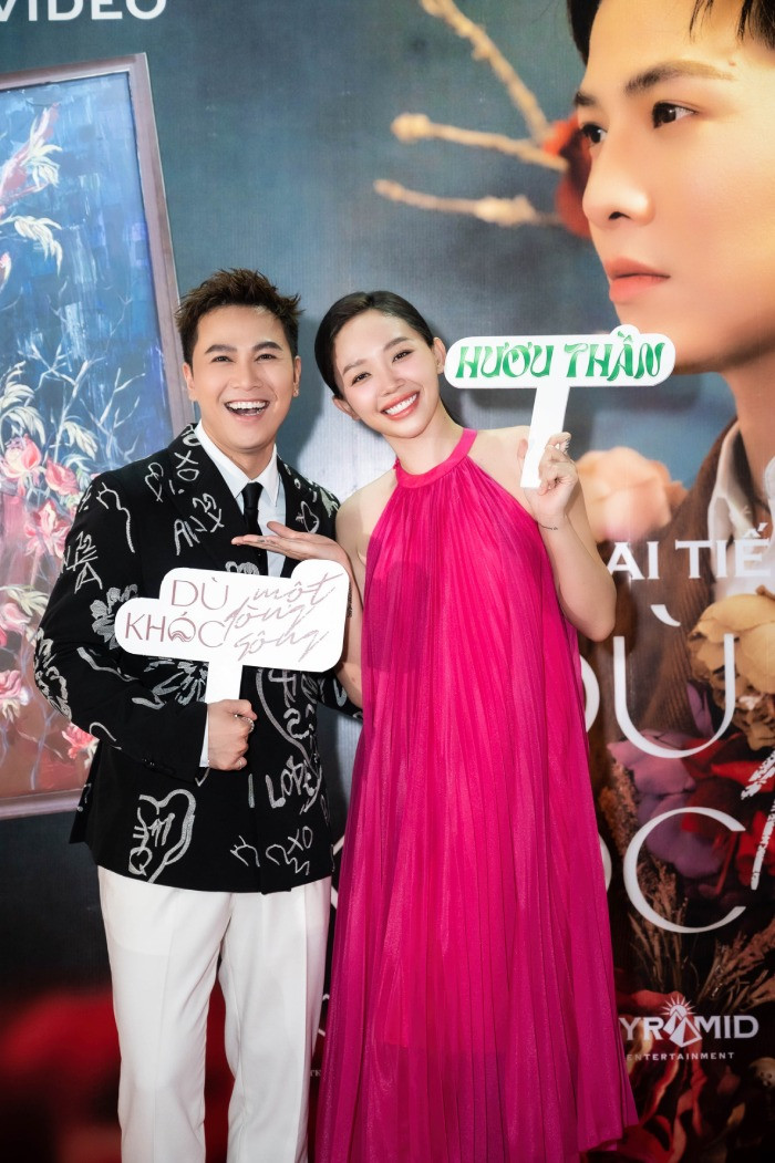 Ca sĩ Tóc Tiên đến chúc mừng "đàn anh". Cô là người gắn bó thân thiết với Mai Tiến Dũng từ những ngày đầu về Việt Nam hoạt động nghệ thuật Ca sĩ Tóc Tiên đến chúc mừng "đàn anh". Cô là người gắn bó thân thiết với Mai Tiến Dũng từ những ngày đầu về Việt Nam hoạt động nghệ thuật