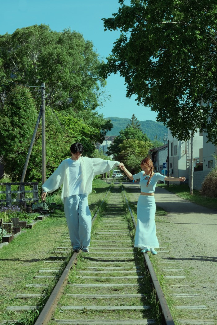 Sau khoảnh khắc nữ ca sĩ chạm môi chàng trai, thời gian cặp đôi bên nhau bắt đầu được tua ngược, cũng từ đây khán giả nhận ra rằng hóa ra tất cả những khoảnh khắc tươi đẹp trước đó chỉ còn trong hồi ức, đều là kỷ niệm đã qua.