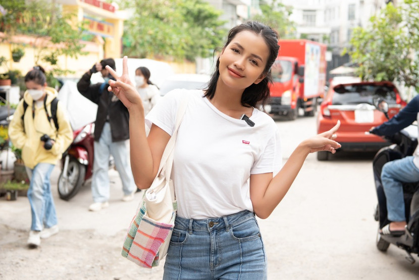 Trải qua ngày dài đi thu gom rác thải, Ngọc Châu chia sẻ: “Châu đi qua 6 điểm thu gom và có được khoảng 20kg nylon. Điều làm Châu bất ngờ khi đi đến các trạm thu gom nylon chính là mọi người đều hưởng ứng rất nhiệt tình việc mình đang thực hiện, đặc biệt là các bạn học sinh, sinh viên ở các điểm trường”