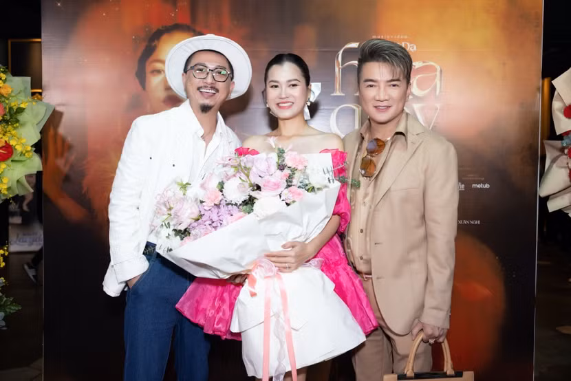 Ca sĩ Đàm Vĩnh Hưng mới trở về từ Mỹ sau chuyến lưu diễn đến chúc mừng "đàn em"