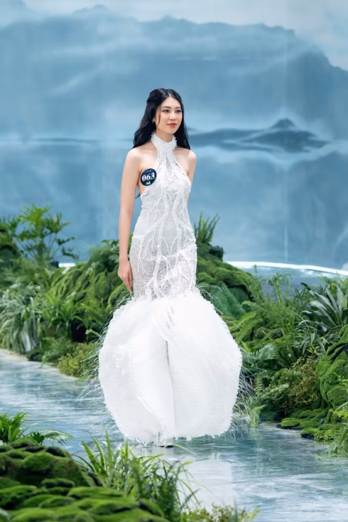 Là một mẫu trong BST Dead Coral (San hô chết) của NTK Linh Hoàng, bộ trang phục do thí sinh Đỗ Thị Lan Anh trình diễn được làm từ lon sữa tái chế, chỉ tơ, sợi quang học thừa từ các công trình xây dựng…