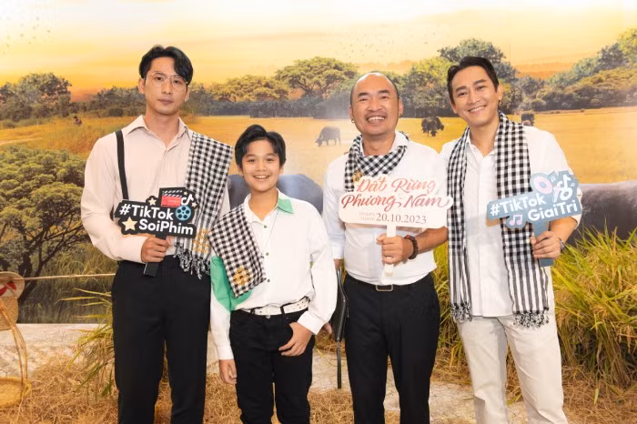 Tuấn Trần, bé Hạo Khang, Tiến Luật và Hứa Vĩ Văn tại buổi giới thiệu dự án "Đất rừng phương Nam" Tuấn Trần, bé Hạo Khang, Tiến Luật và Hứa Vĩ Văn tại buổi giới thiệu dự án "Đất rừng phương Nam"