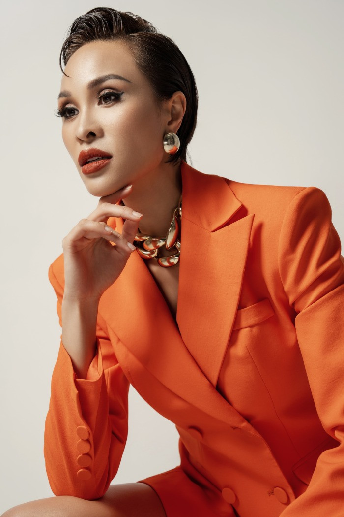 Cô thay đổi kiểu dáng liên tục khiến nhiếp ảnh gia bấm máy đến mỏi tay Cô thay đổi kiểu dáng liên tục khiến nhiếp ảnh gia bấm máy đến mỏi tay