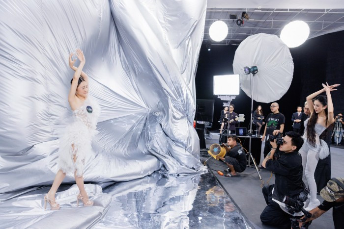 Hà Thu tạo dáng cùng thí sinh để tăng sự tự tin cho thành viên đội mình Hà Thu tạo dáng cùng thí sinh để tăng sự tự tin cho thành viên đội mình